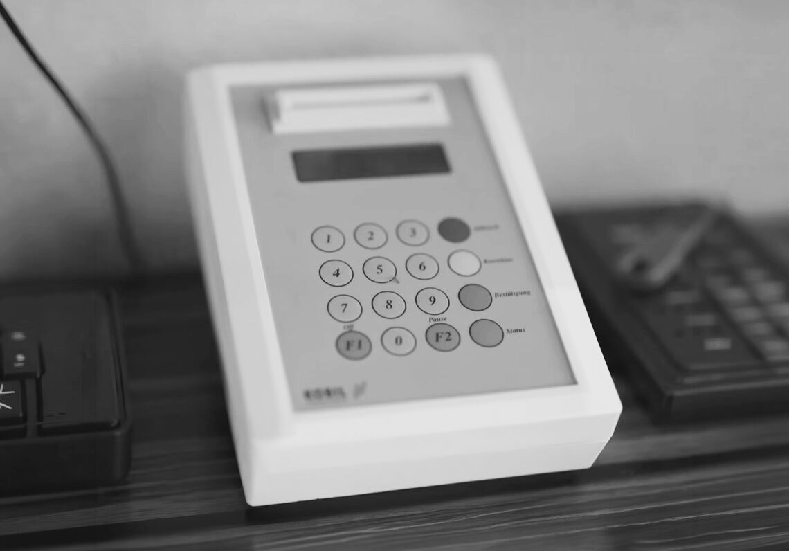 KOBIL Smart-Token-Kartenleser mit Tastenfeld auf einem Schreibtisch