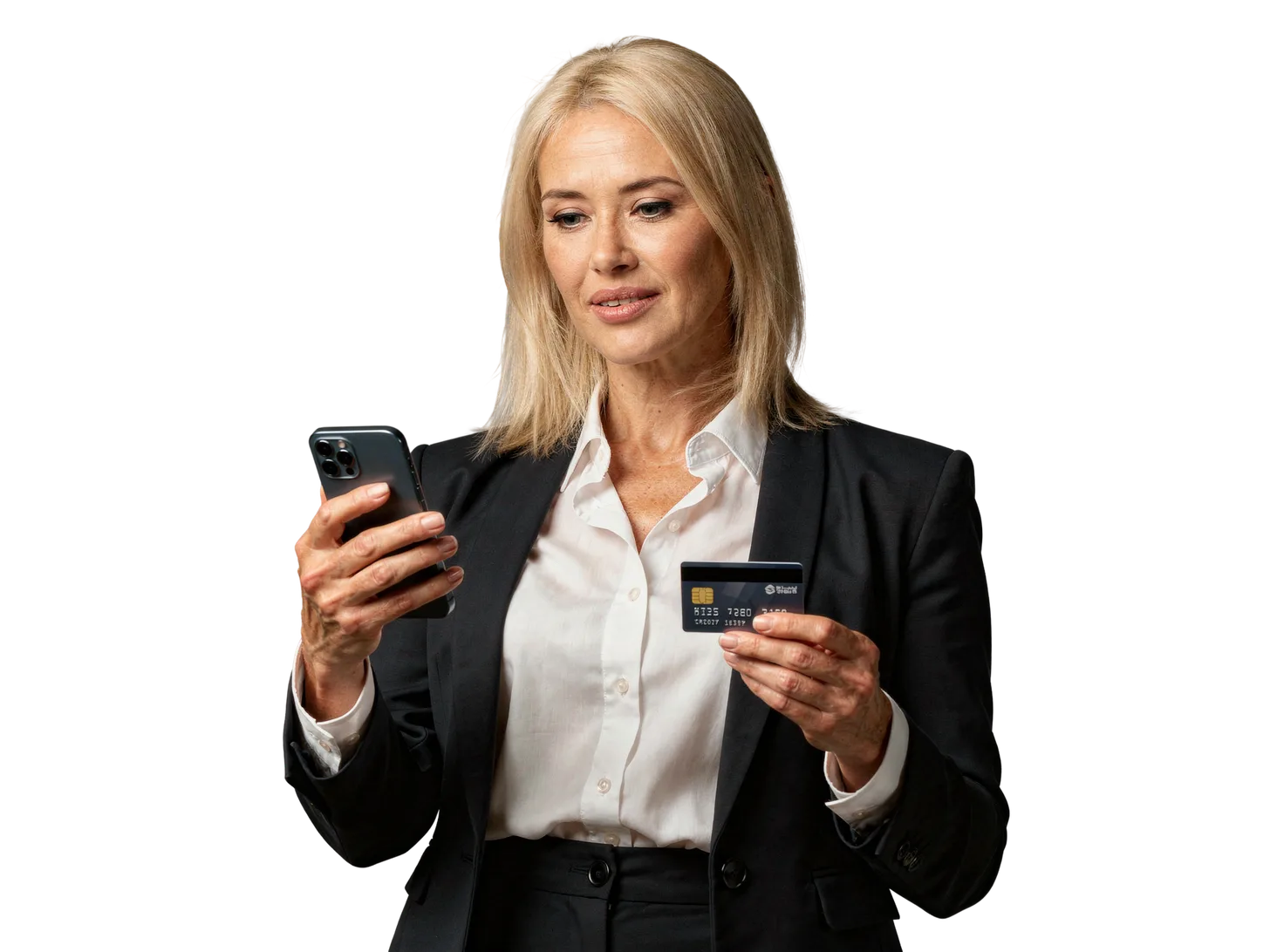 Geschäftsfrau bestätigt eine Zahlung auf ihrem Smartphone und hält dabei eine Bankkarte