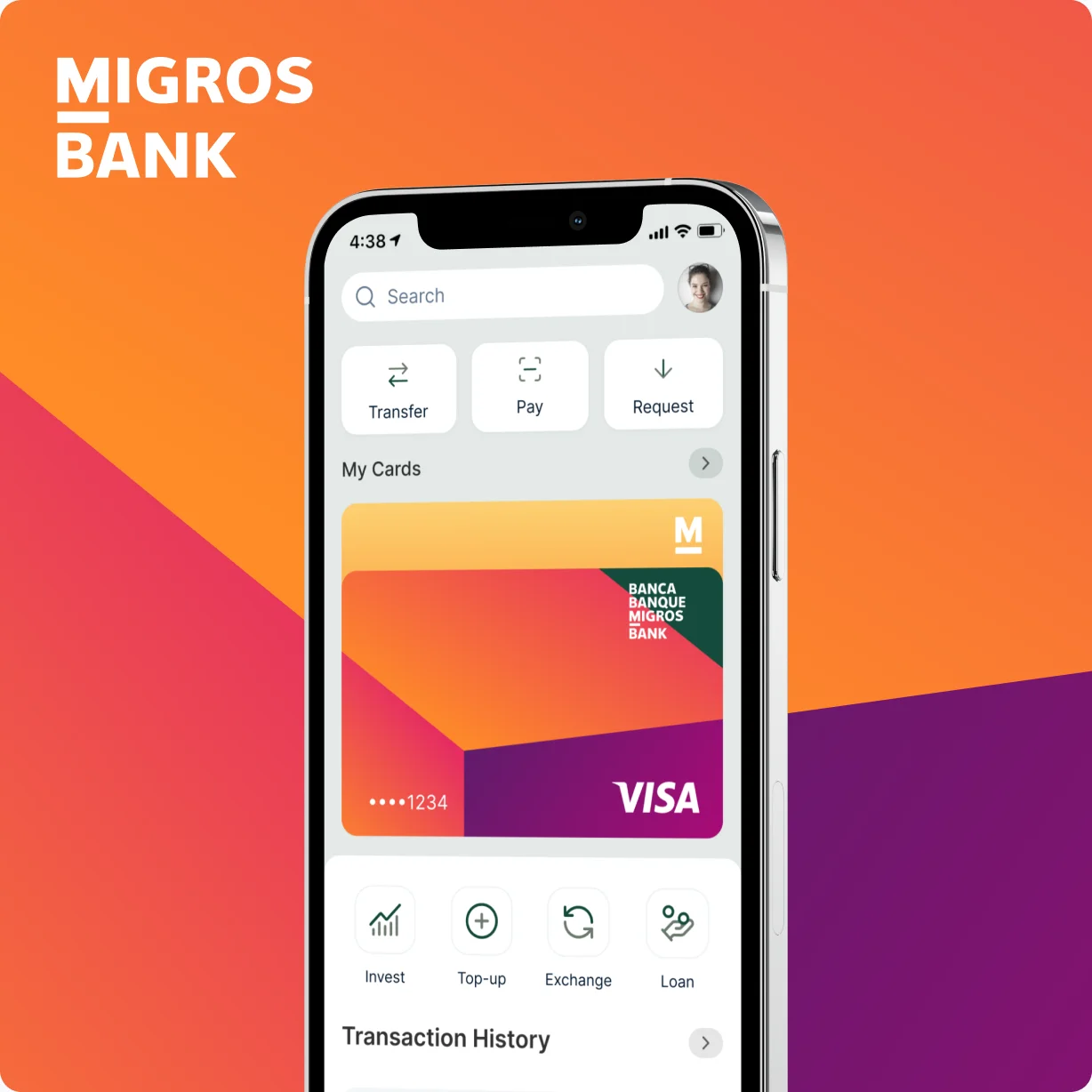 Mobile-Banking-App der Migros Bank auf einem iPhone mit Karten-Wallet und Transaktionsübersicht vor orangefarbenem Migros-Bank-Markenhintergrund