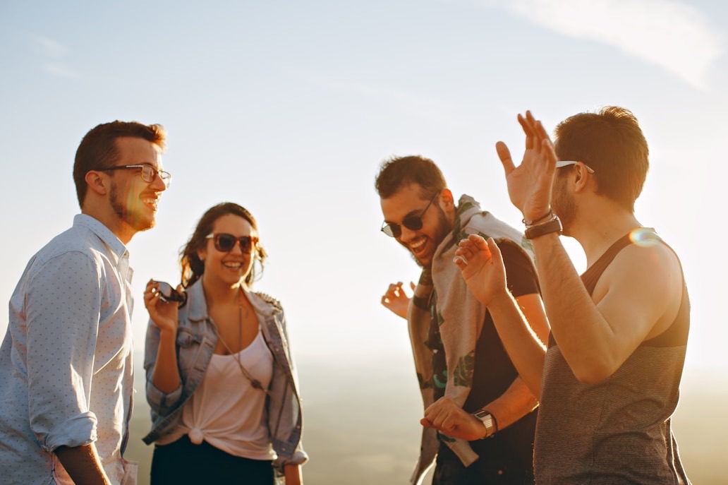 Junge Menschen verbringen gemeinsam Zeit im Freien