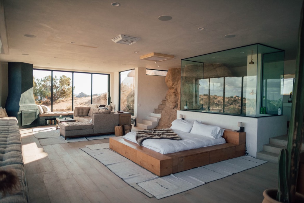 Moderne Hotelsuite mit Panoramafenstern