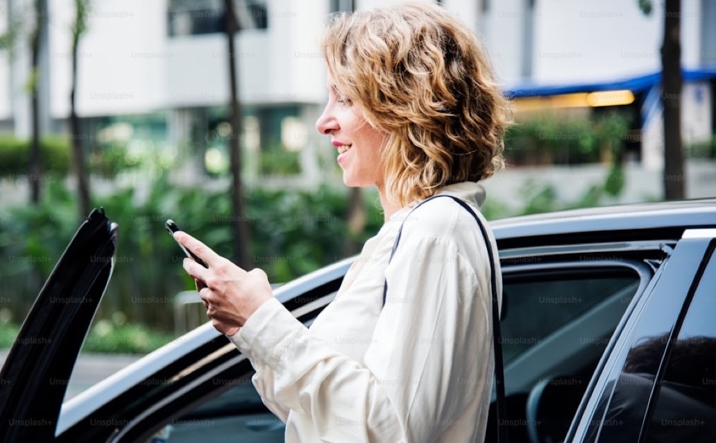 Fahrerin nutzt die Spark Connect App neben ihrem E-Auto